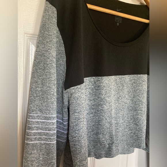 Nike Dri-fit long sleeved crop top XL - Picture 2 of 5